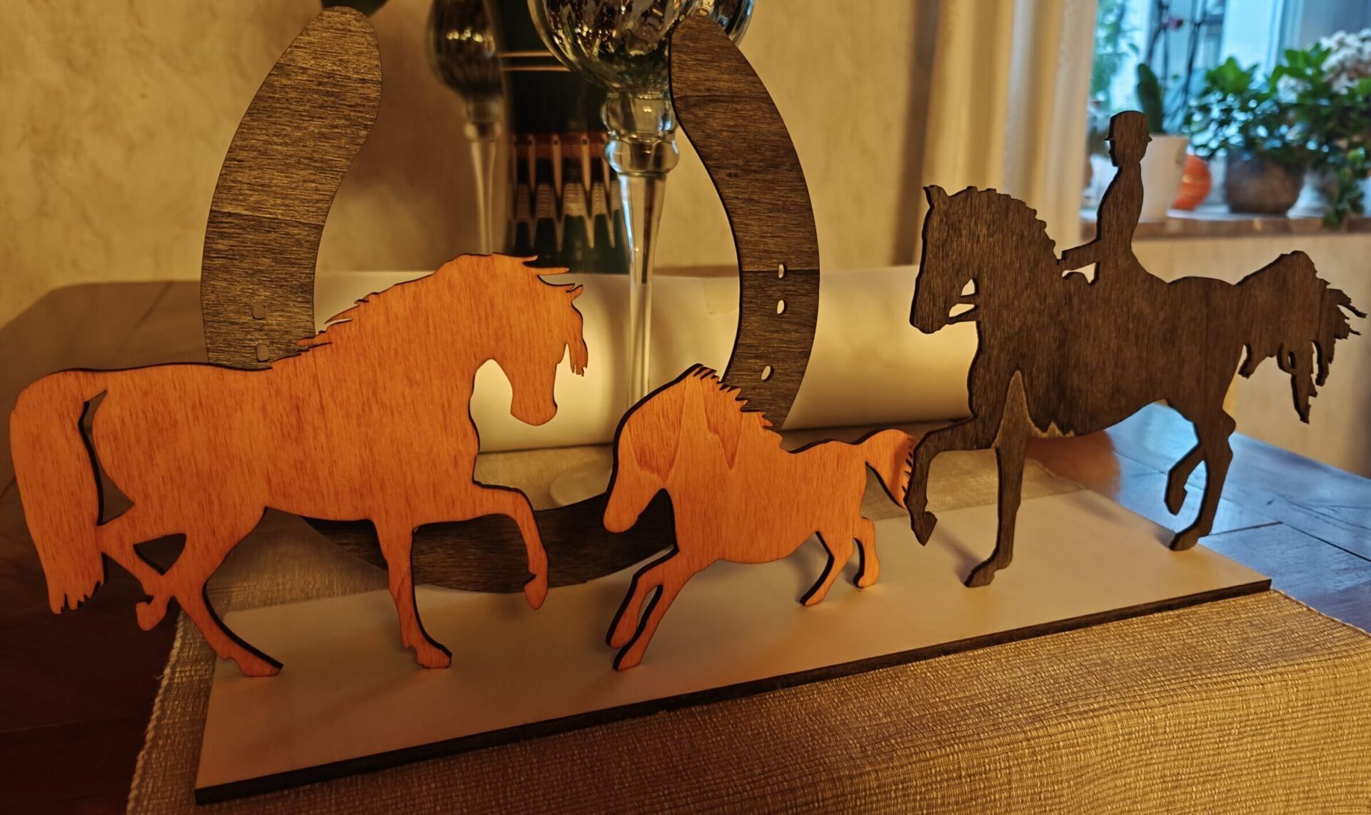 3 Pferde mit Reiter und Hufeisen, mehrfarbig, Aufsteller, Lasercutting
