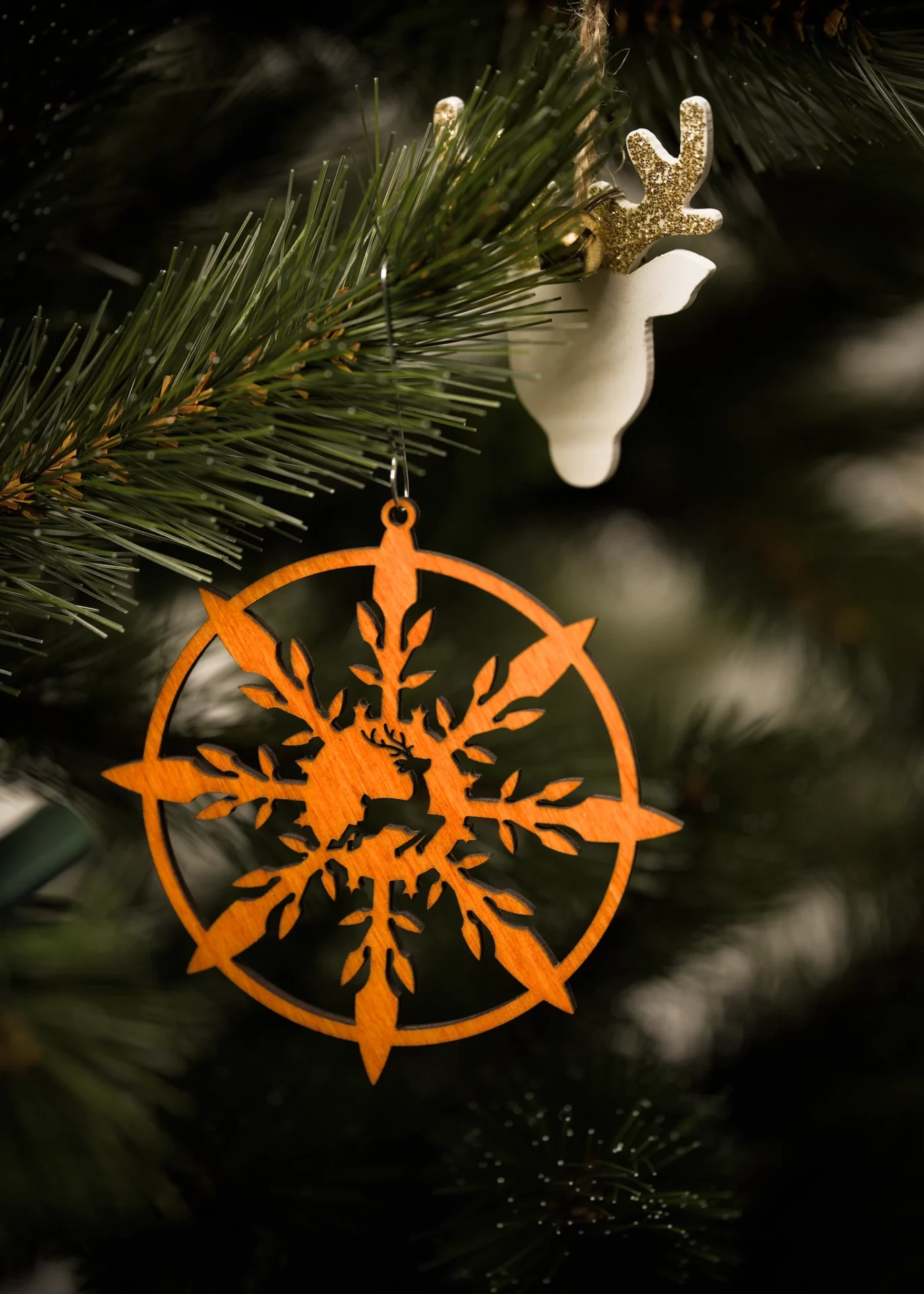 Baumschmuck Schneeflocke mit springendem Hirsch
