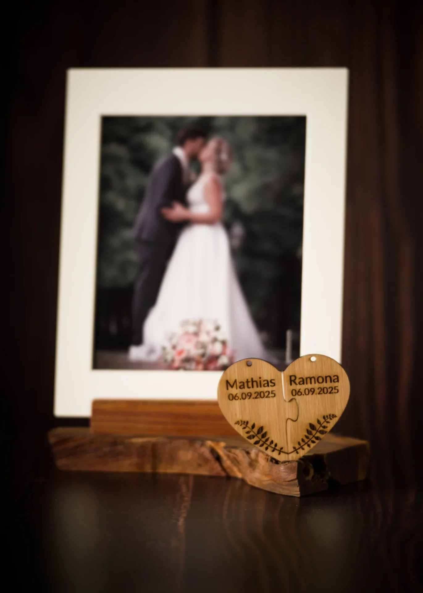 Fotoständer aus Pflaume für Passepartoutkarten oder Acrylglas mit Herzpuzzle und Namen