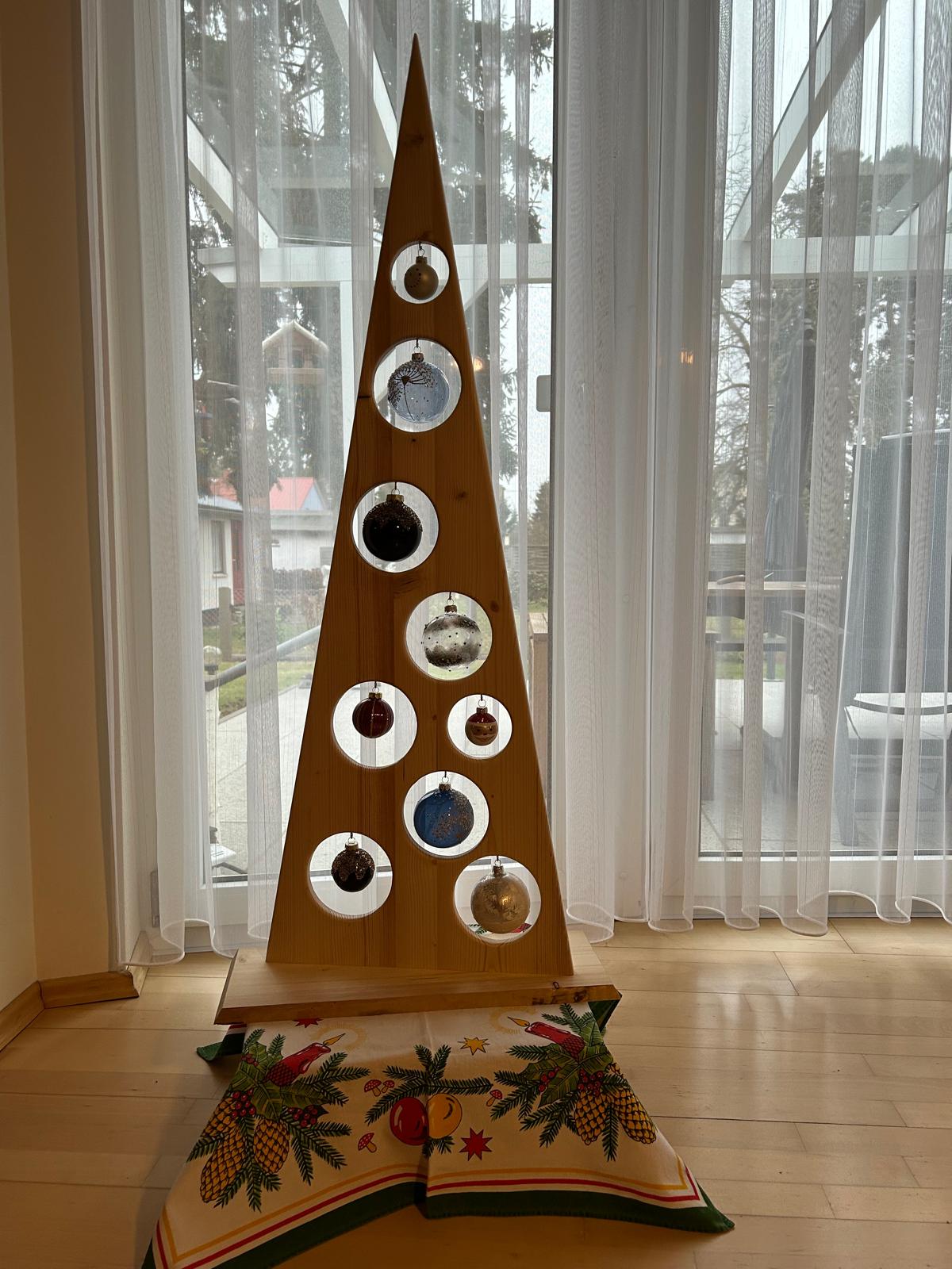 Weihnachtsbaum aus Massivholz mit Aussparungen für Baumschmuck