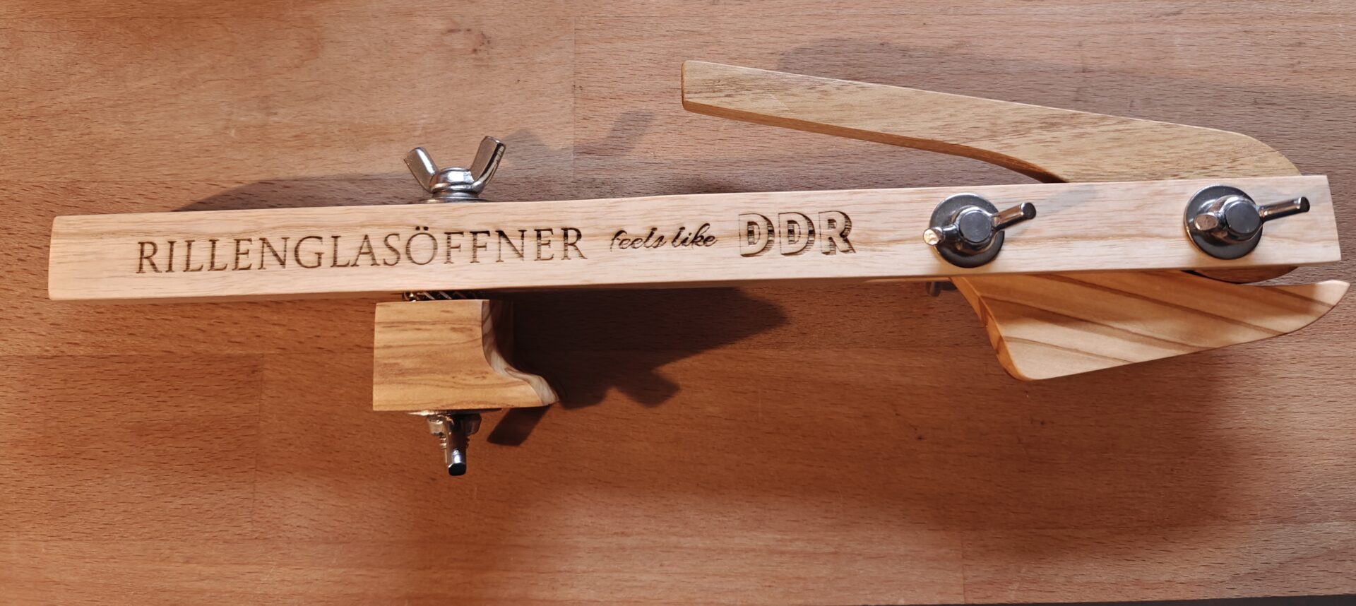 Rillenglasöffner im DDR-Stil aus verschiedenen Holzarten, Esche, Robinie, Olive, verstellbar für verschiedene Glasdeckeldurchmesser, durch Flügelschrauben Einzelteile austauschbar und reparierbar